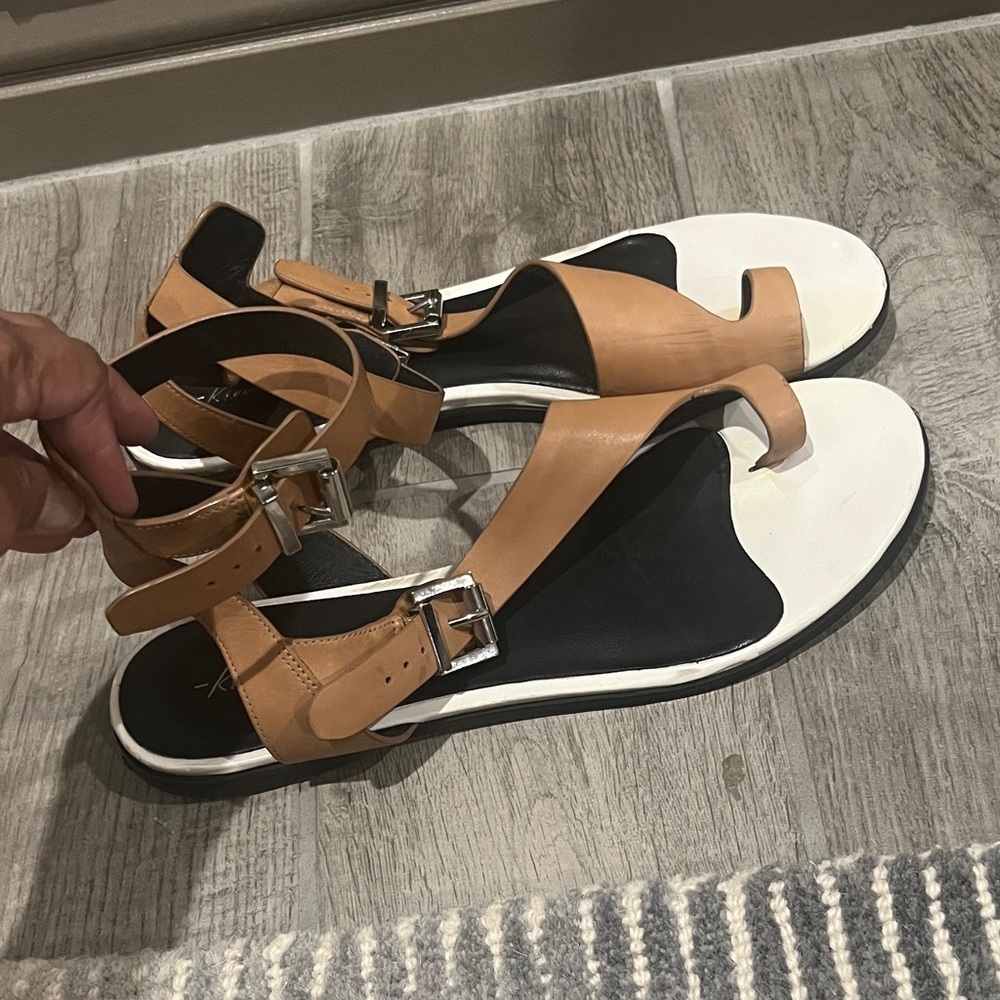 Kenneth Cole Tan White and Black toe ring Sandals size 11